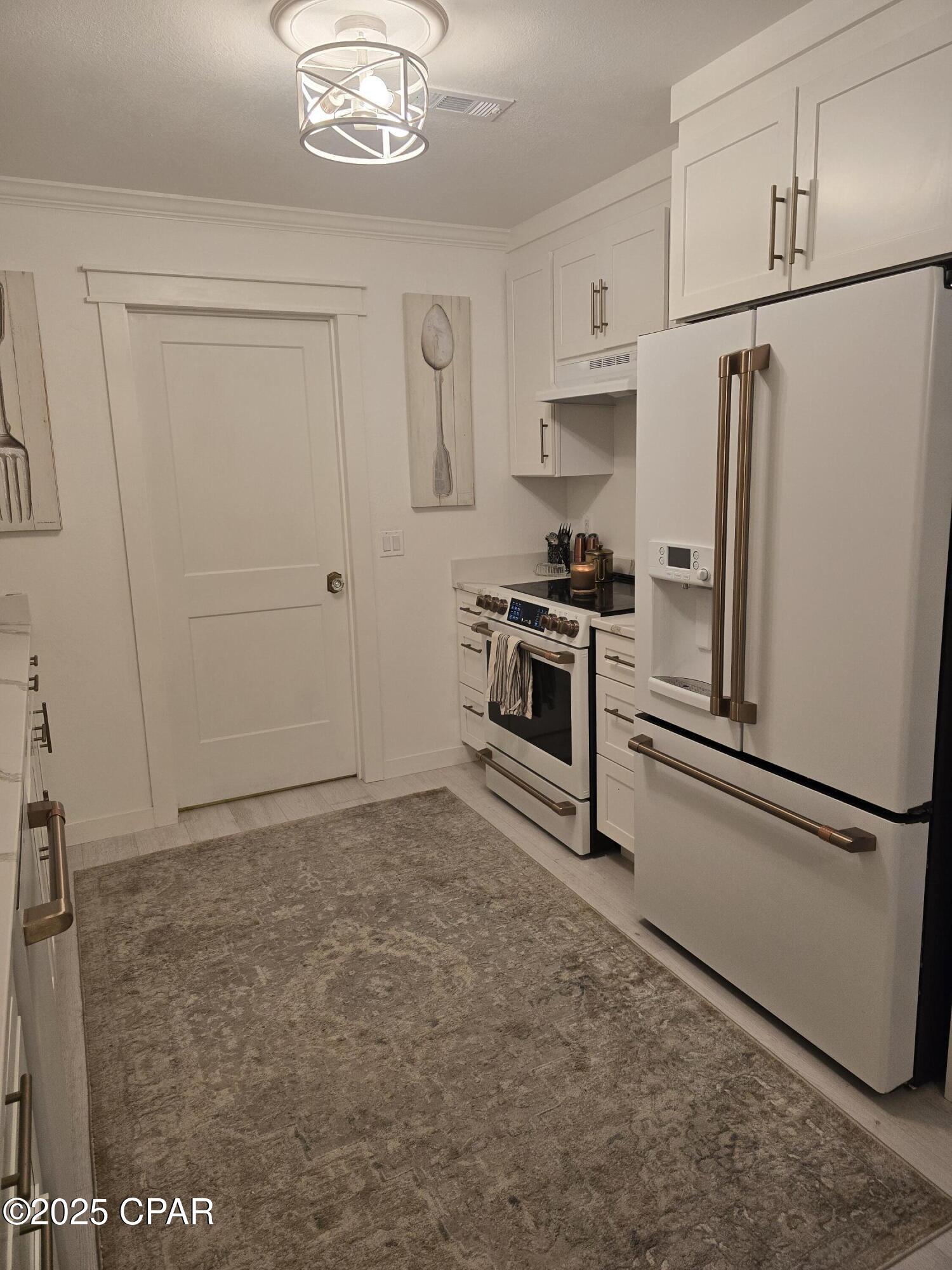 Listing photo id 5 for 1002 Weeks Street