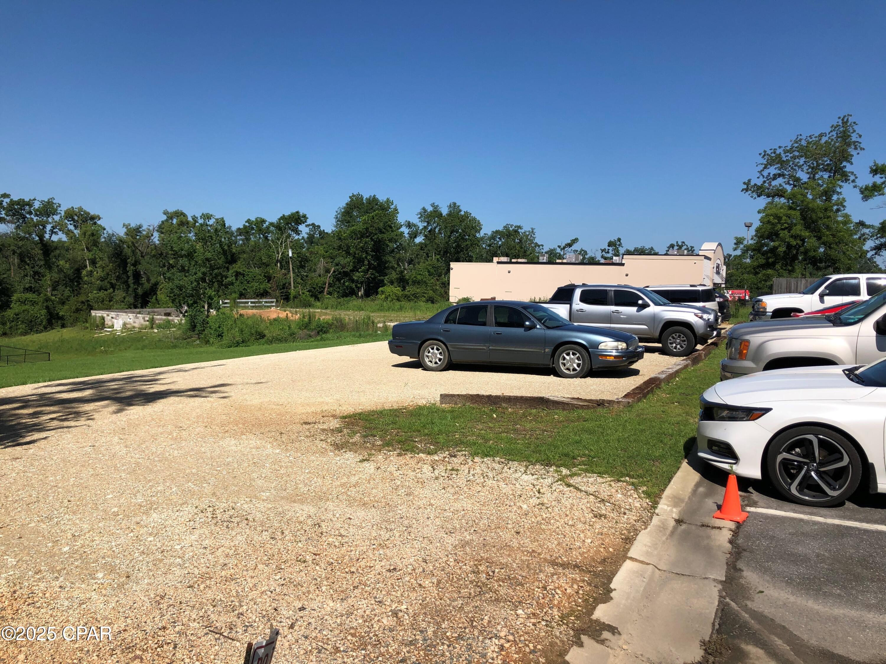 Listing photo id 12 for 4357 Lafayette Street