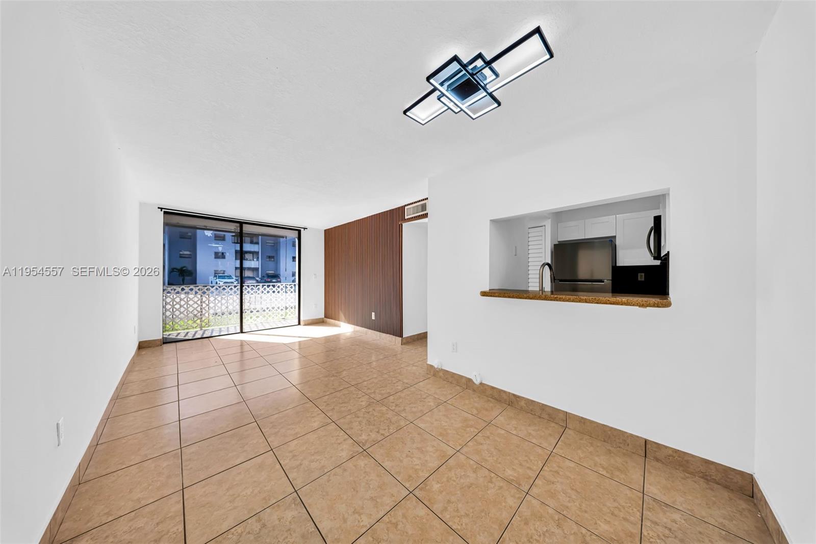 Fontainebleau Gardens Con