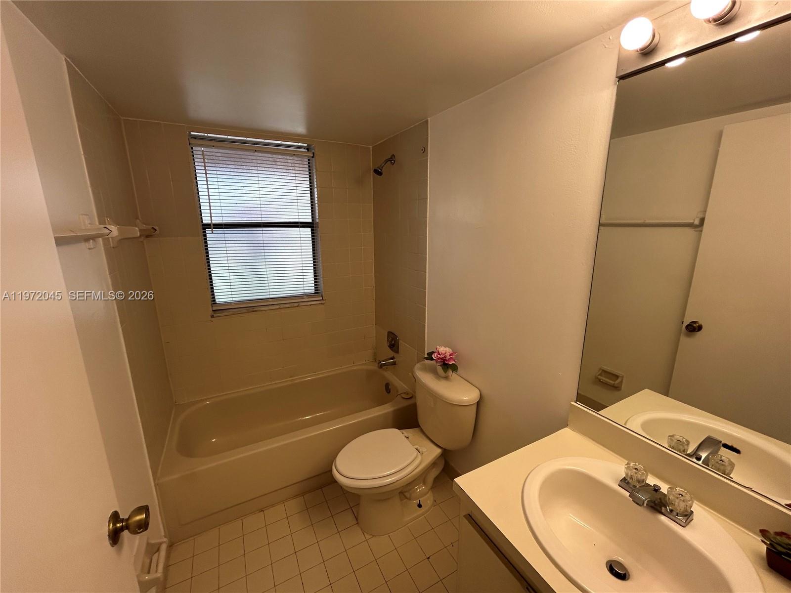 Elegant master bedroom retreat at 5200 31st Ave - Condo in Fort Lauderdale