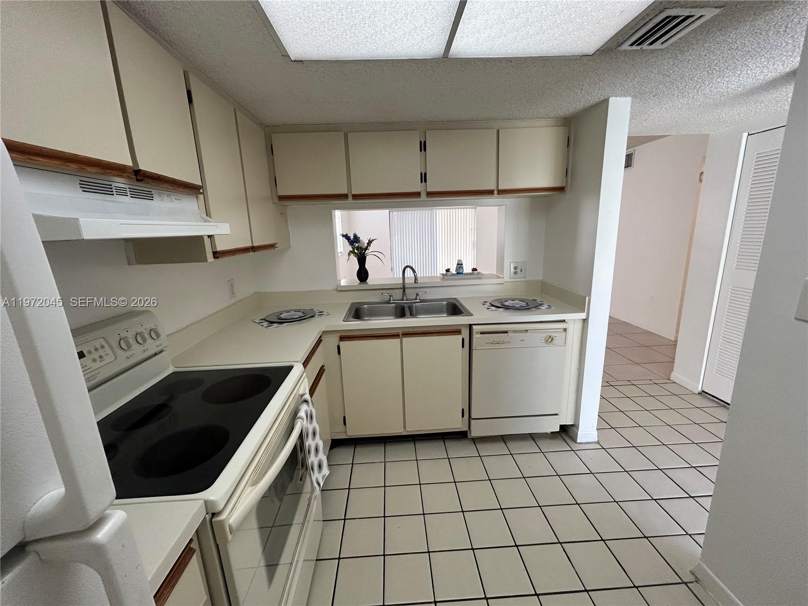 Elegant master bedroom retreat at 5200 31st Ave - Condo in Fort Lauderdale