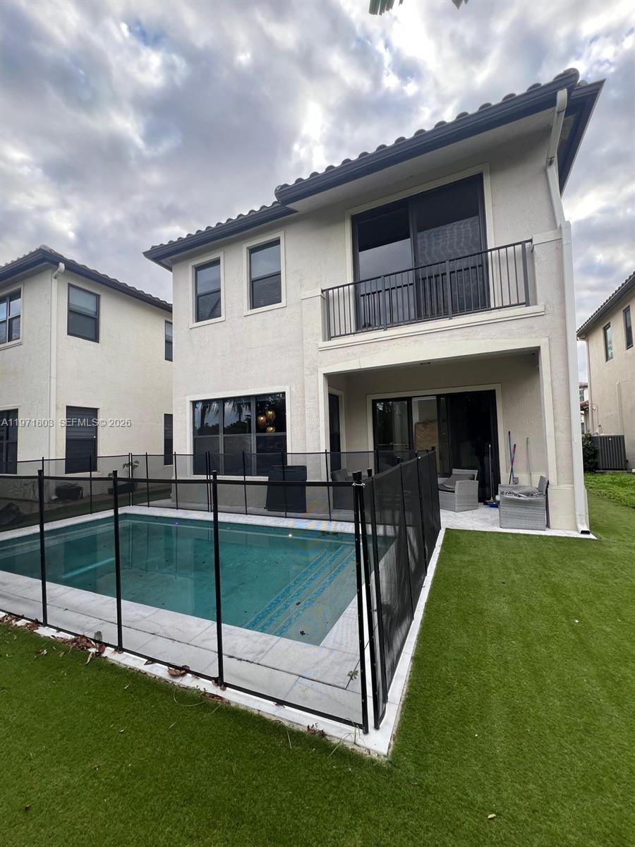 9909 W 32nd Ln, Hialeah, FL 33018