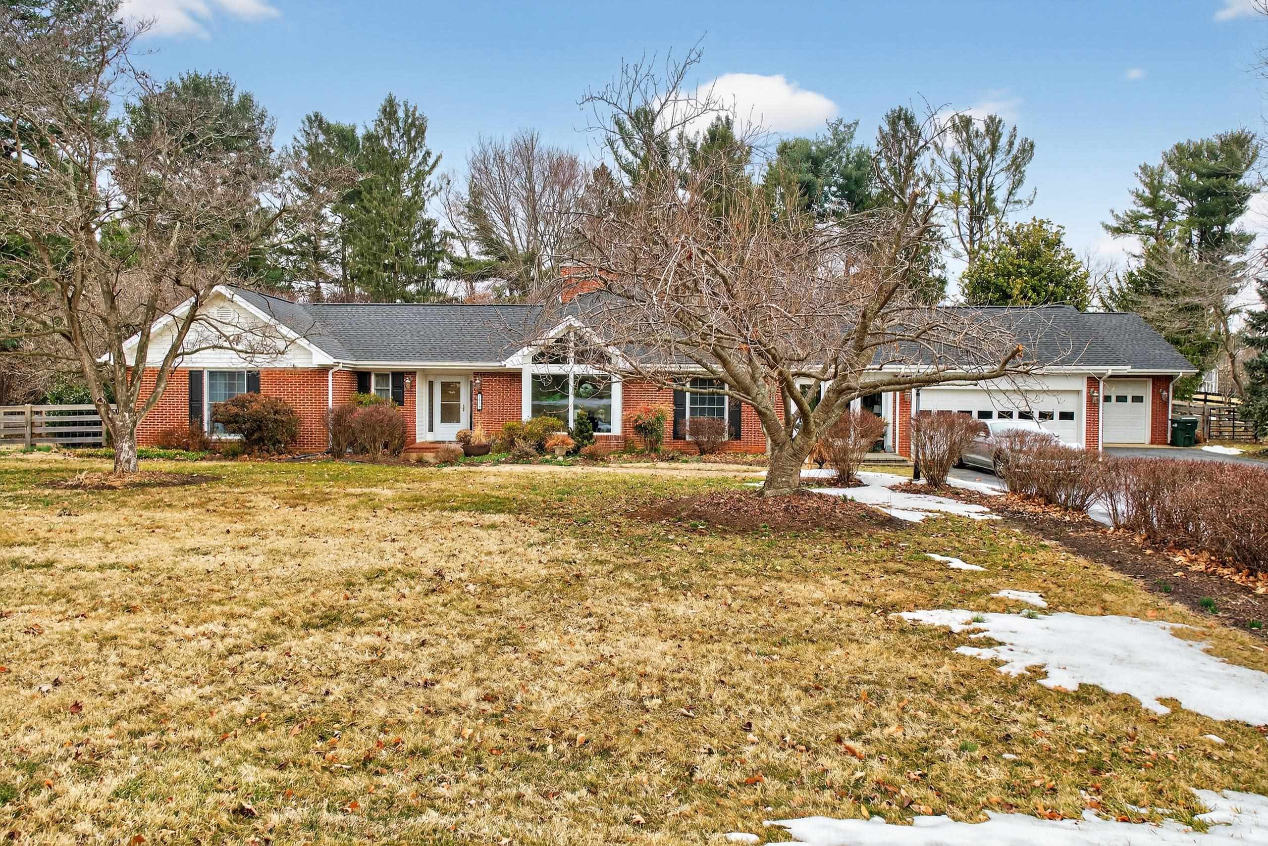 829 GREENWAY CIR exterior