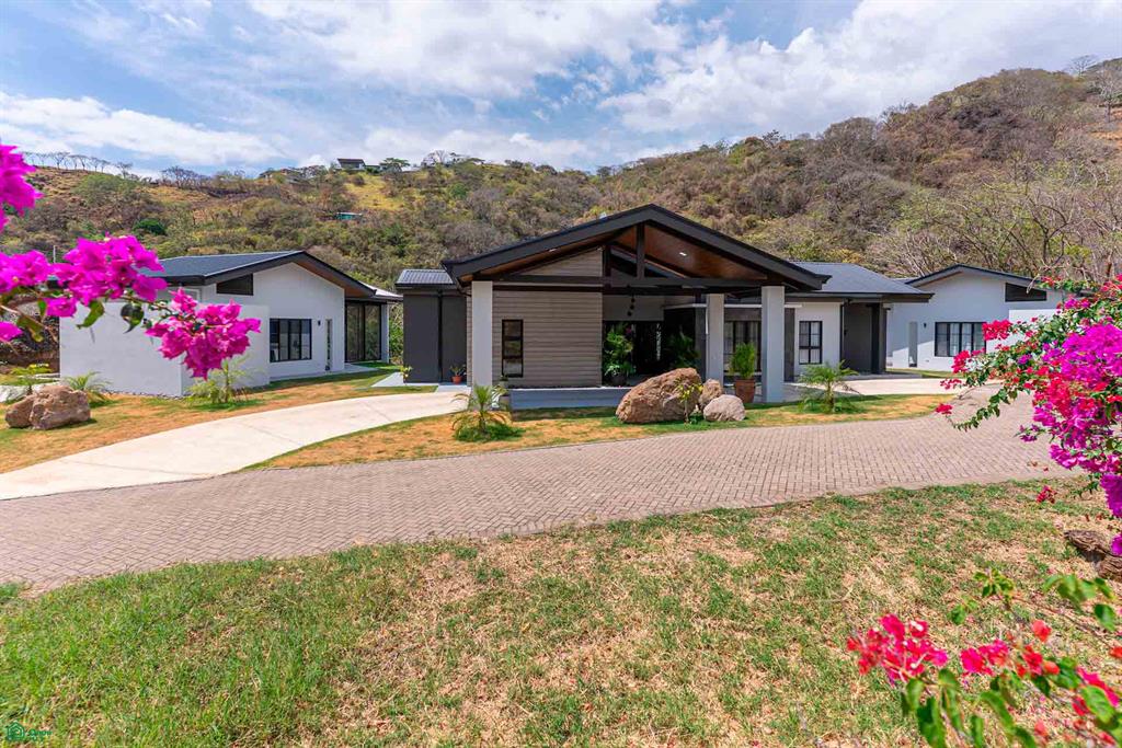 7 bed Single Family Homes For Sale in Atenas, Alajuela - 1