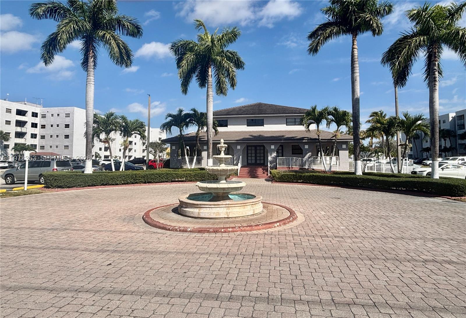 Fontainebleau Gardens Con