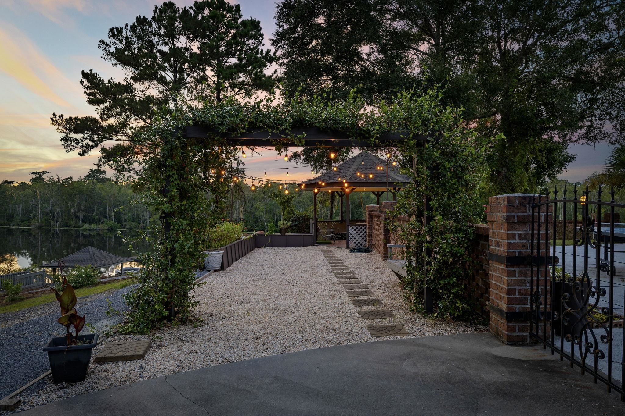 302 Mohican Dr. 
