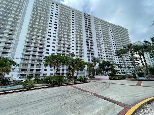 Winston Towers 600 Condo