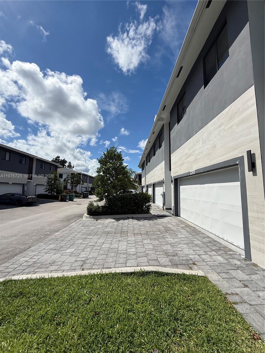Impressive exterior facade at 4655 32nd Ave - Townhouse in Dania Beach