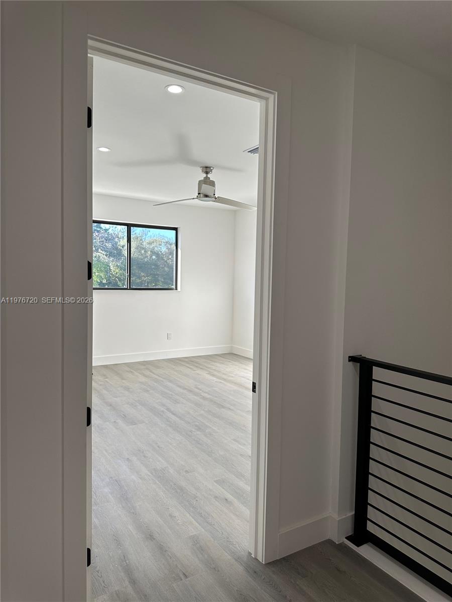 Elegant master bedroom retreat at 4655 32nd Ave - Townhouse in Dania Beach