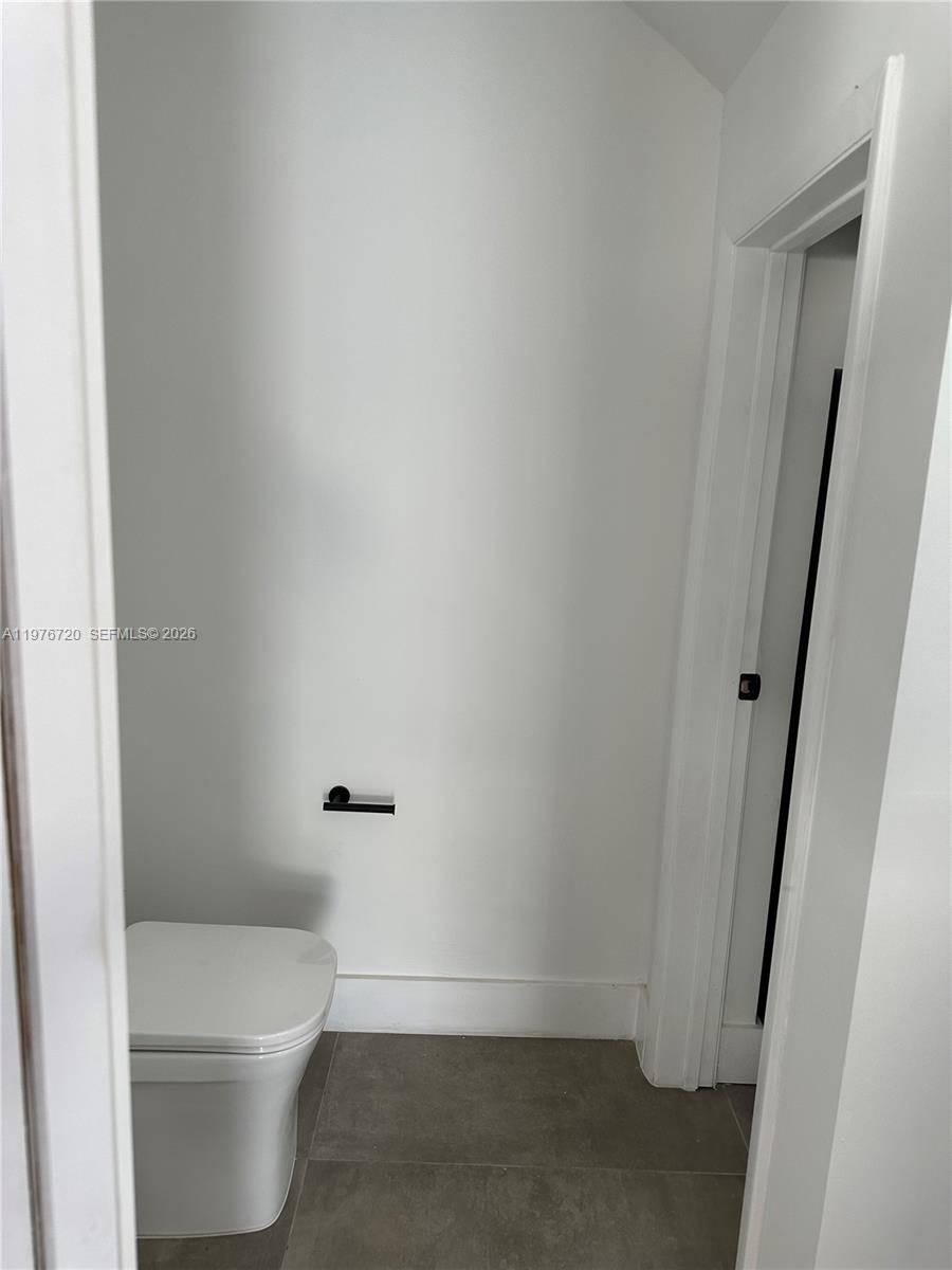 Elegant master bedroom retreat at 4655 32nd Ave - Townhouse in Dania Beach