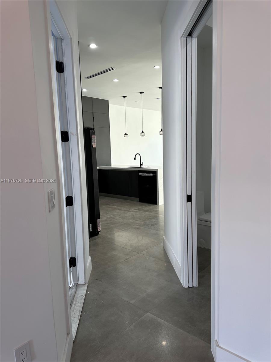 Elegant master bedroom retreat at 4655 32nd Ave - Townhouse in Dania Beach