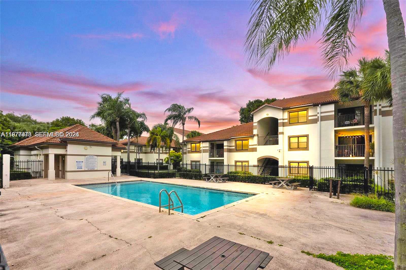 Hollywood Parc Condominiu