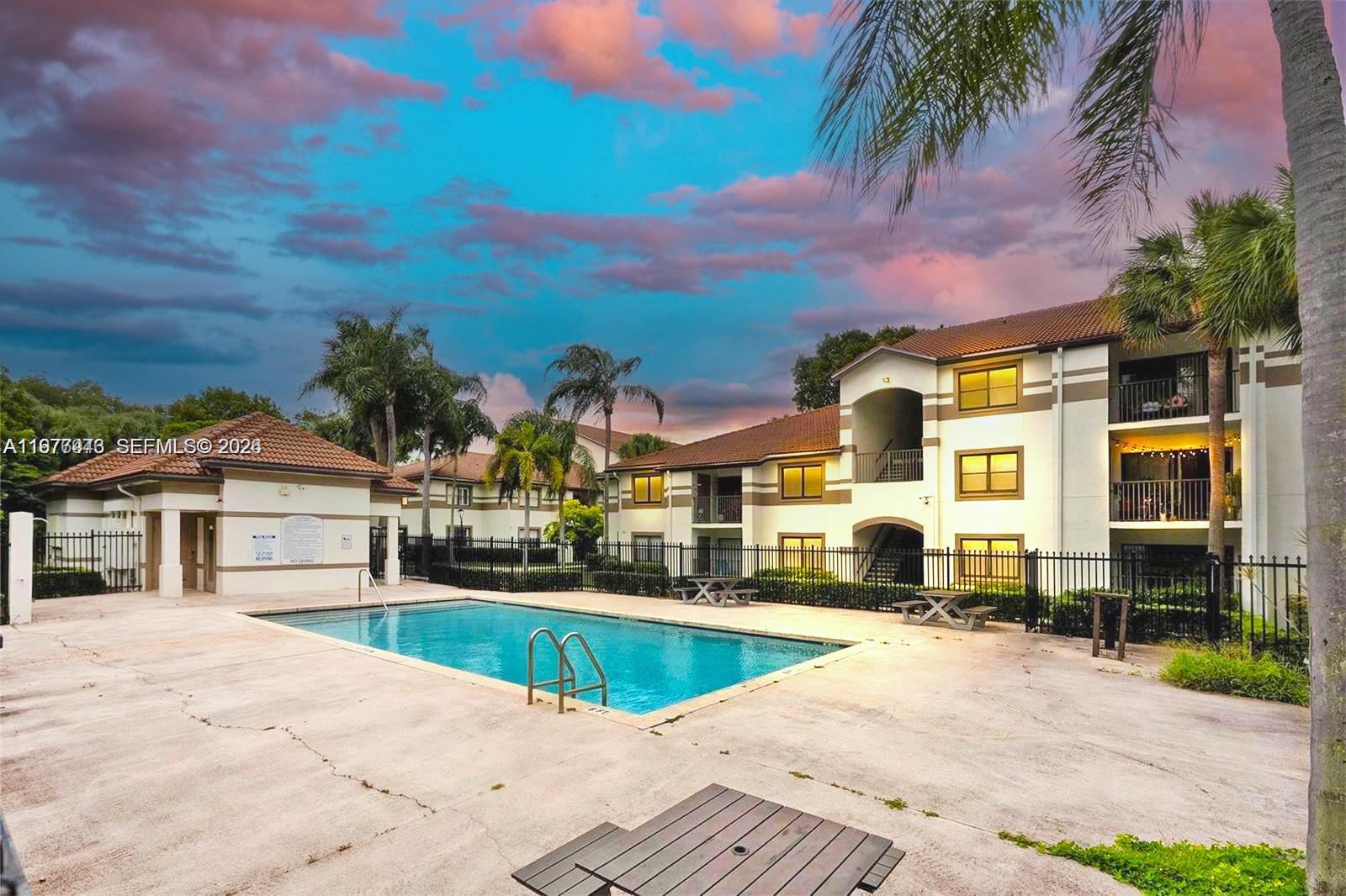 Hollywood Parc Condominiu