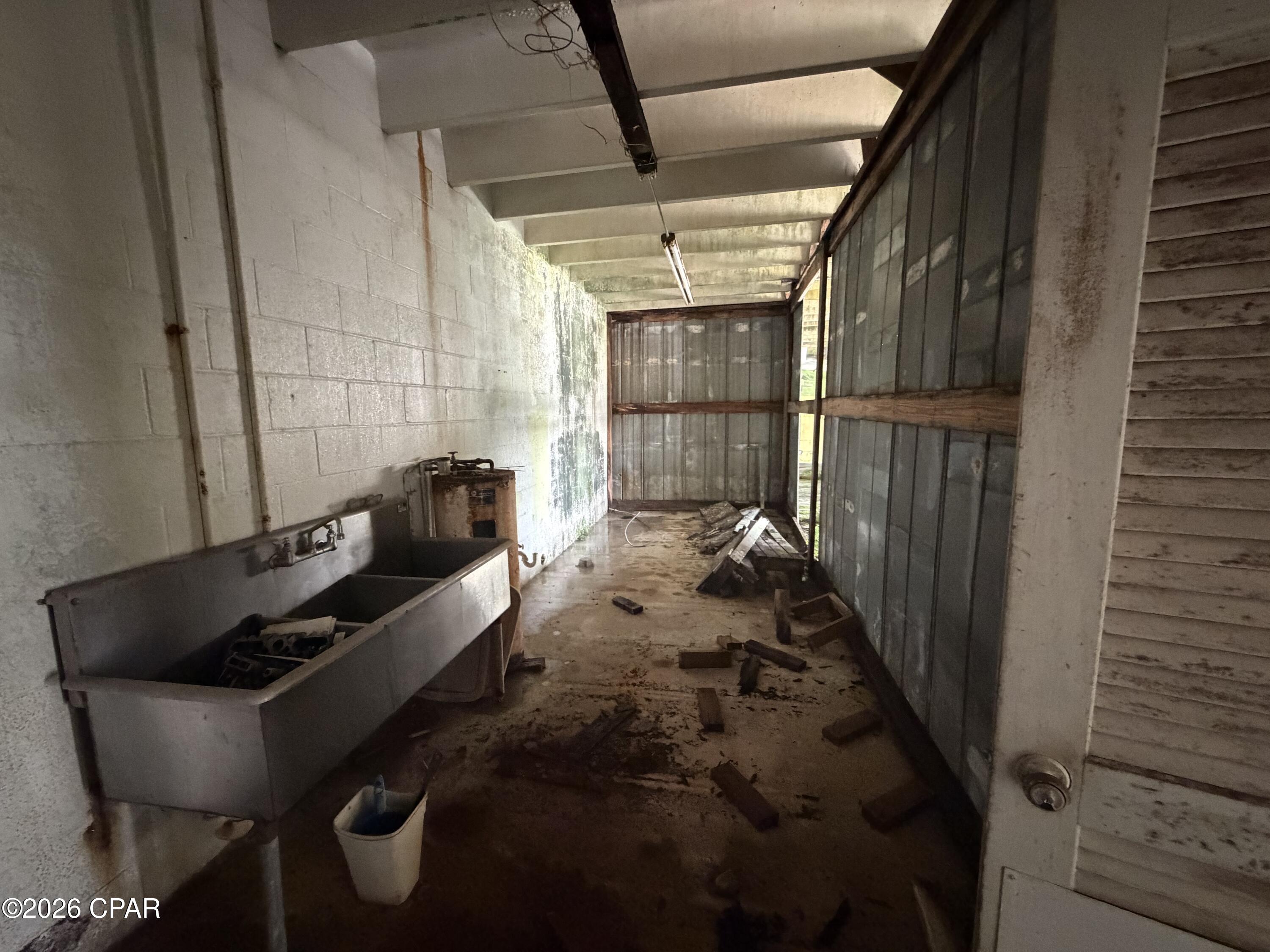 Listing photo id 8 for 2124 Porter Avenue