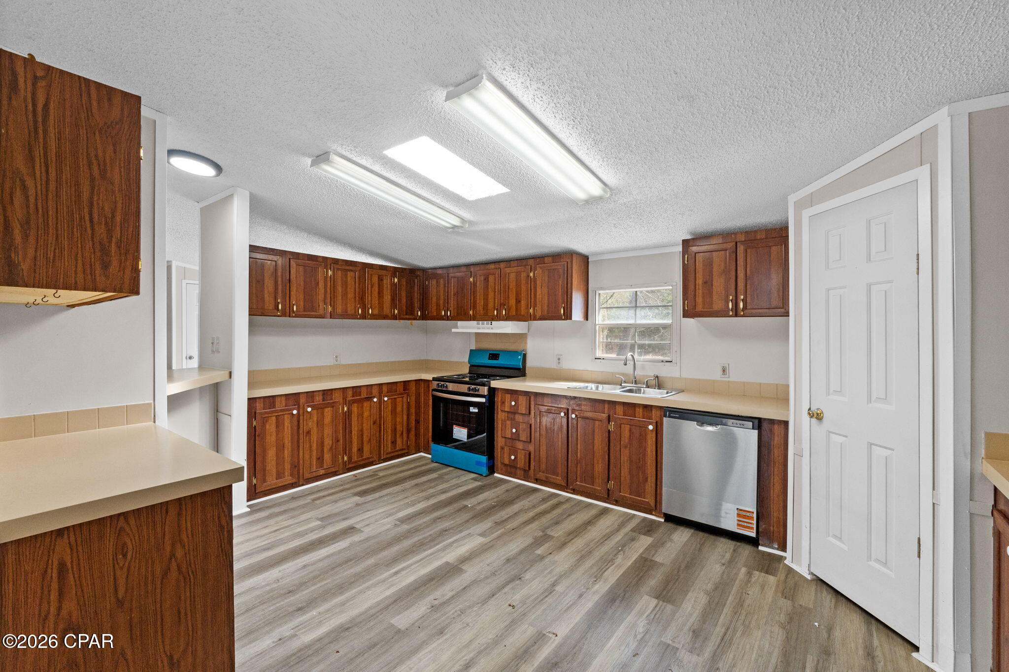 Listing photo id 15 for 4890 Logan Loop