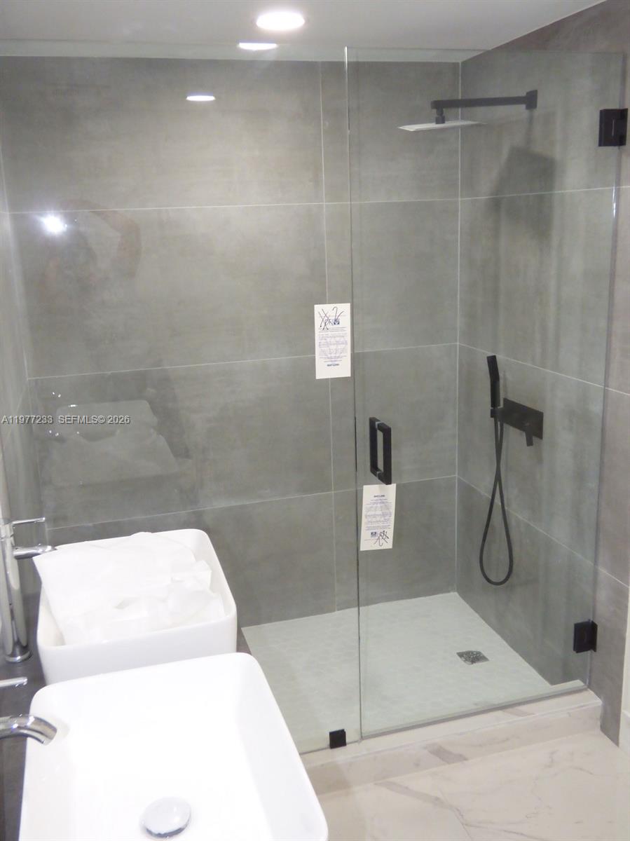 Elegant master bedroom retreat at 5643 Park Rd - Condo in Dania Beach