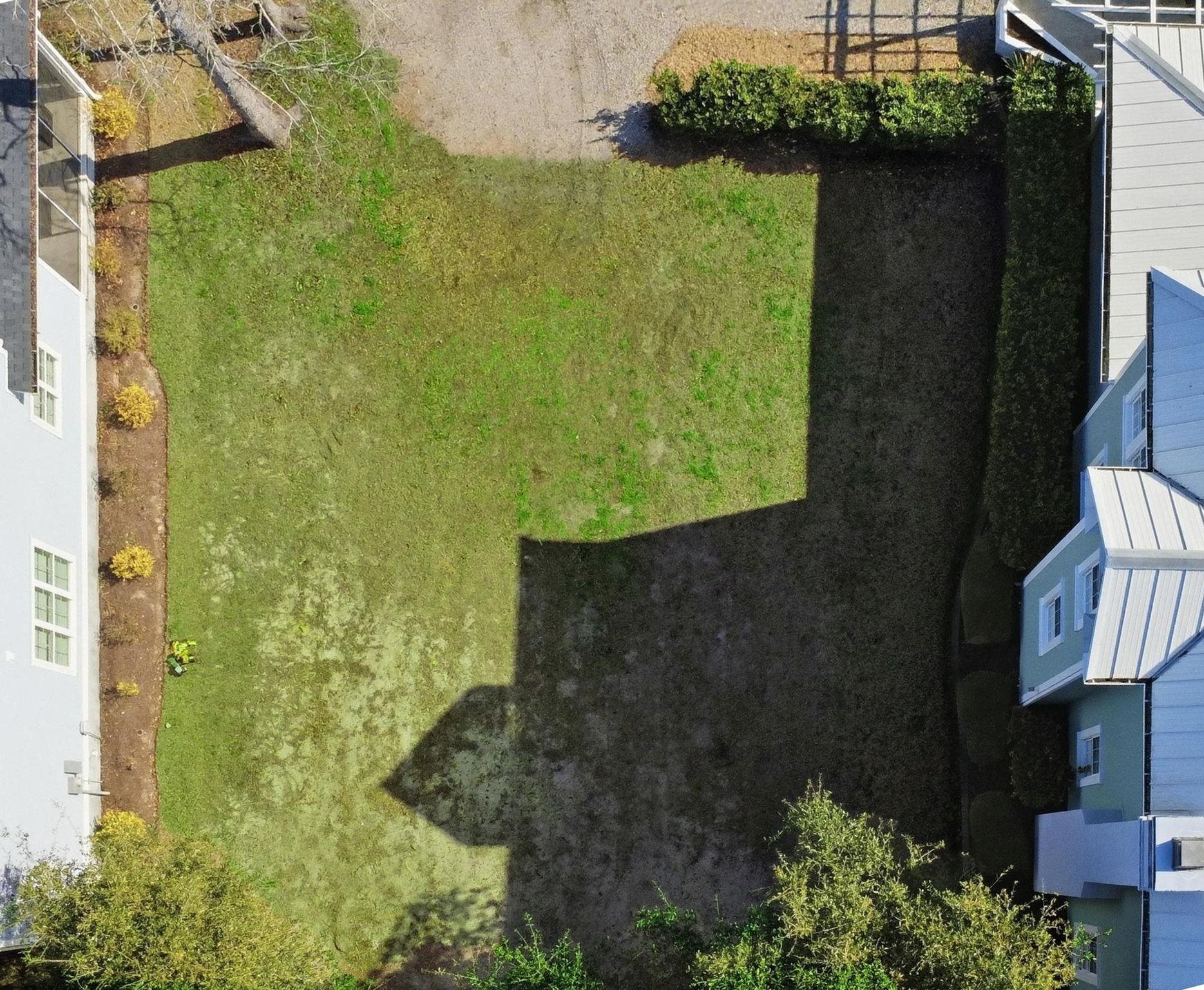 2605829