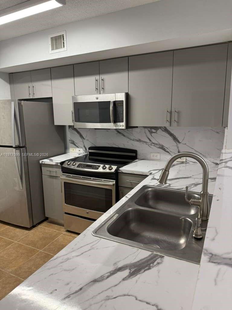 Devonaire Condo At Pembro