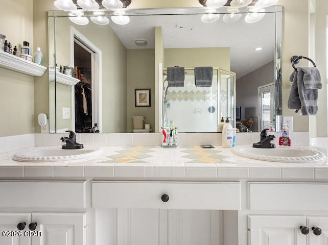 Listing photo id 17 for 5096 Lake Ridge Drive