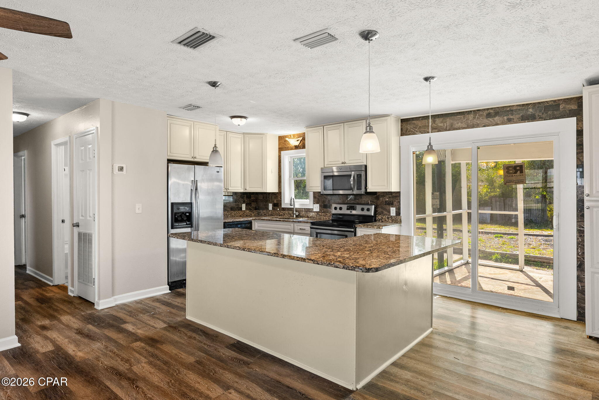 Image 7 For 2004 Greenbriar Boulevard