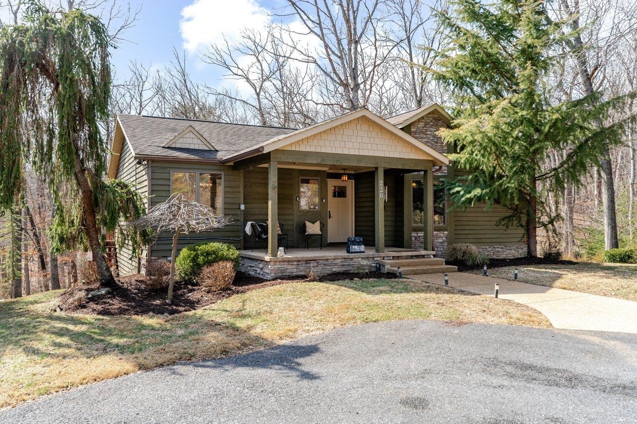 220 MARTIN LN exterior