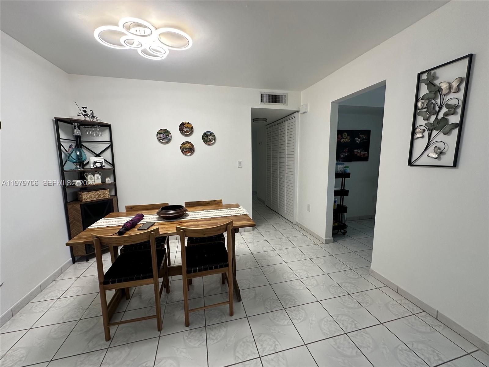 Versialles Gardens II Con