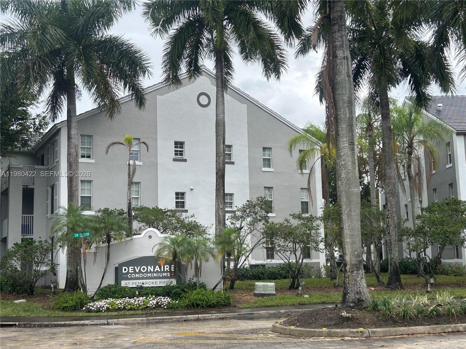 Devonaire Condo At Pembro