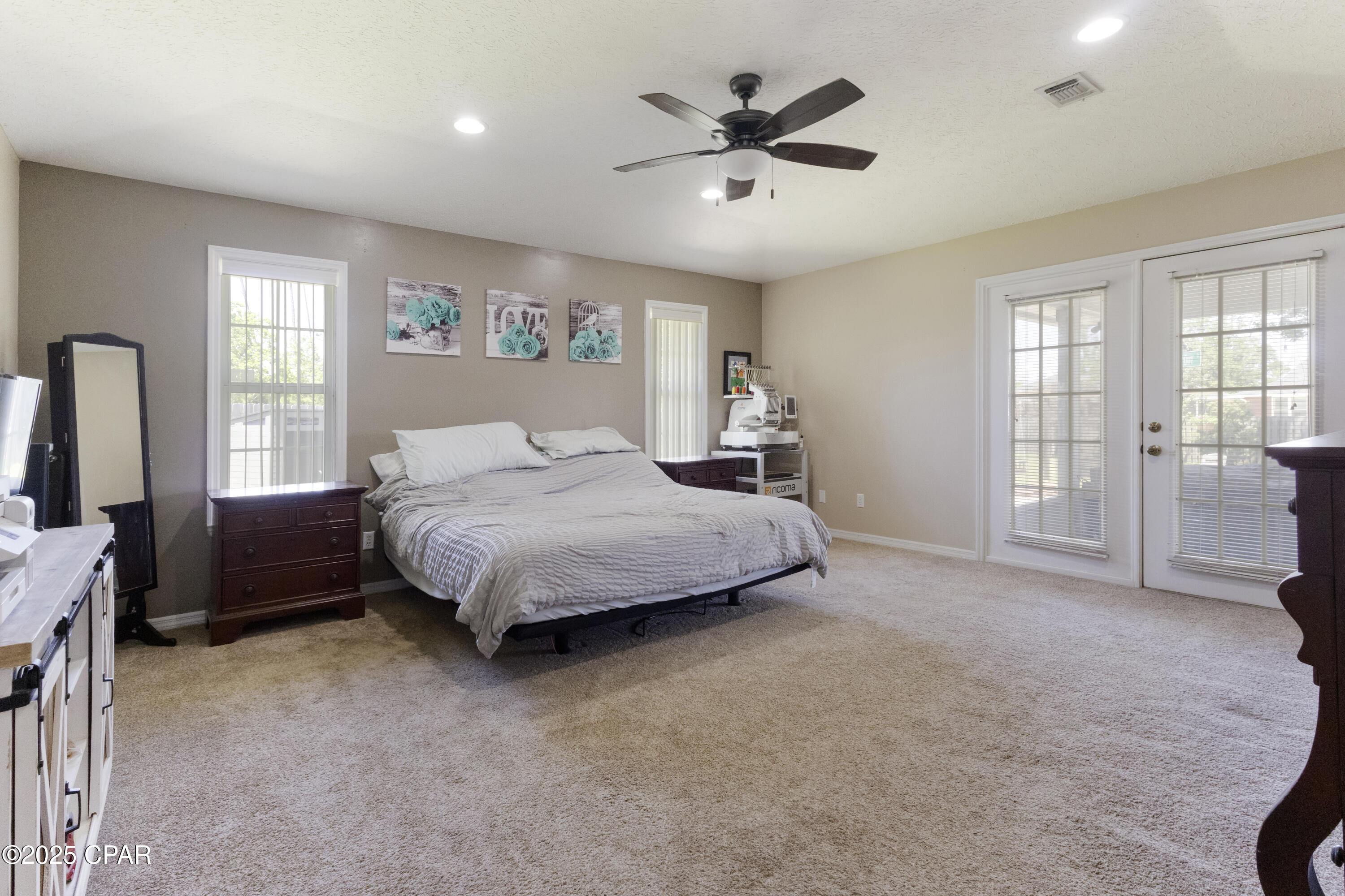 Image 17 For 924 College Boulevard
