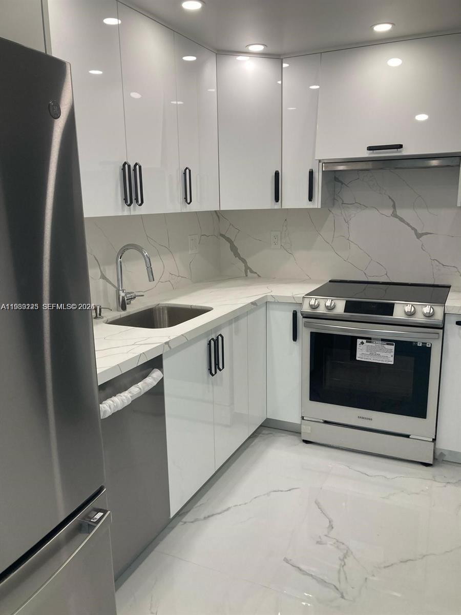 Winston Towers 700 Condo