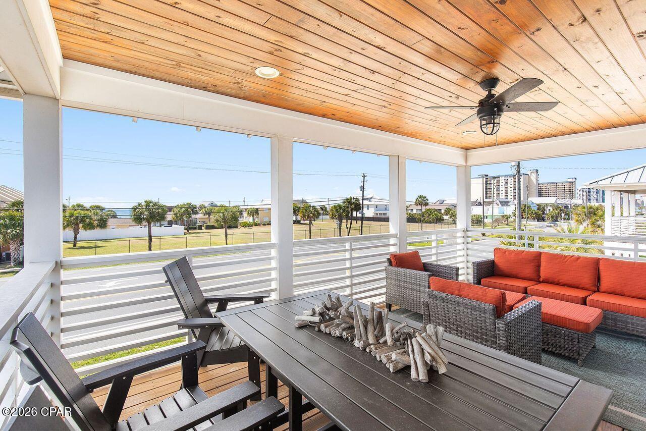 Listing photo id 17 for 5522 Thomas Drive