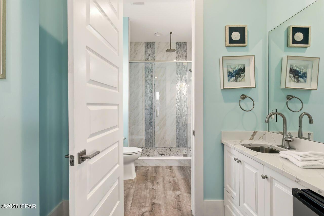 Listing photo id 7 for 5522 Thomas Drive