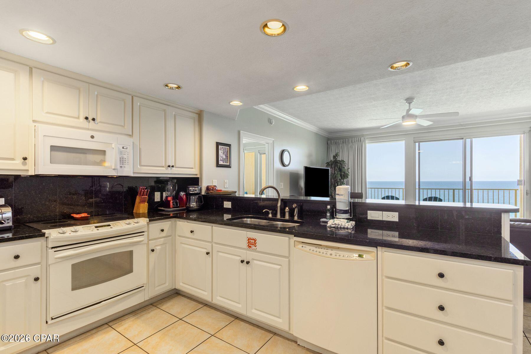 Listing photo id 7 for 5004 Thomas Drive 1102