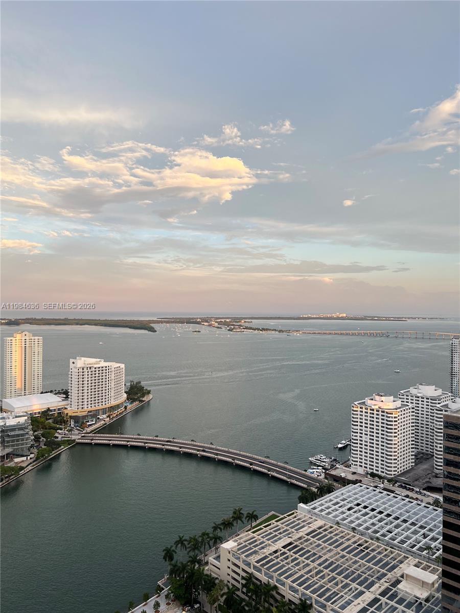 SPACIOUS WATERFRONT AIRBNB FRIENDLY! BEST ONE BEDROOM LINE IN THE BUILDING! PROPERTY CAN BE SOLD AS COMBO WITH APT 3203 AT $1,350,000!! OWNER IS SELLING BOTH UNITS! Top notch resort style amenities!This is your chance to make $90,000-$100,000 a year airbnbing this unit! great investment opportunity!
