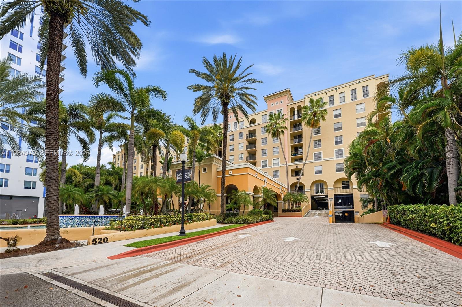Las Olas By The River Con