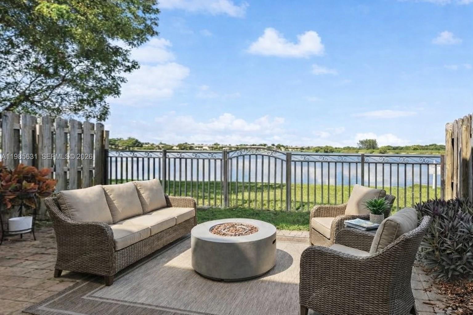 Lakes By The Bay Gee