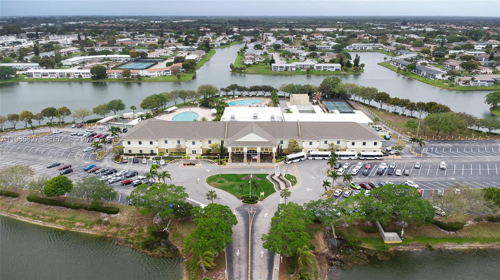 Elegant master bedroom retreat at 418 Sheffield Q - Condo in West Palm Beach