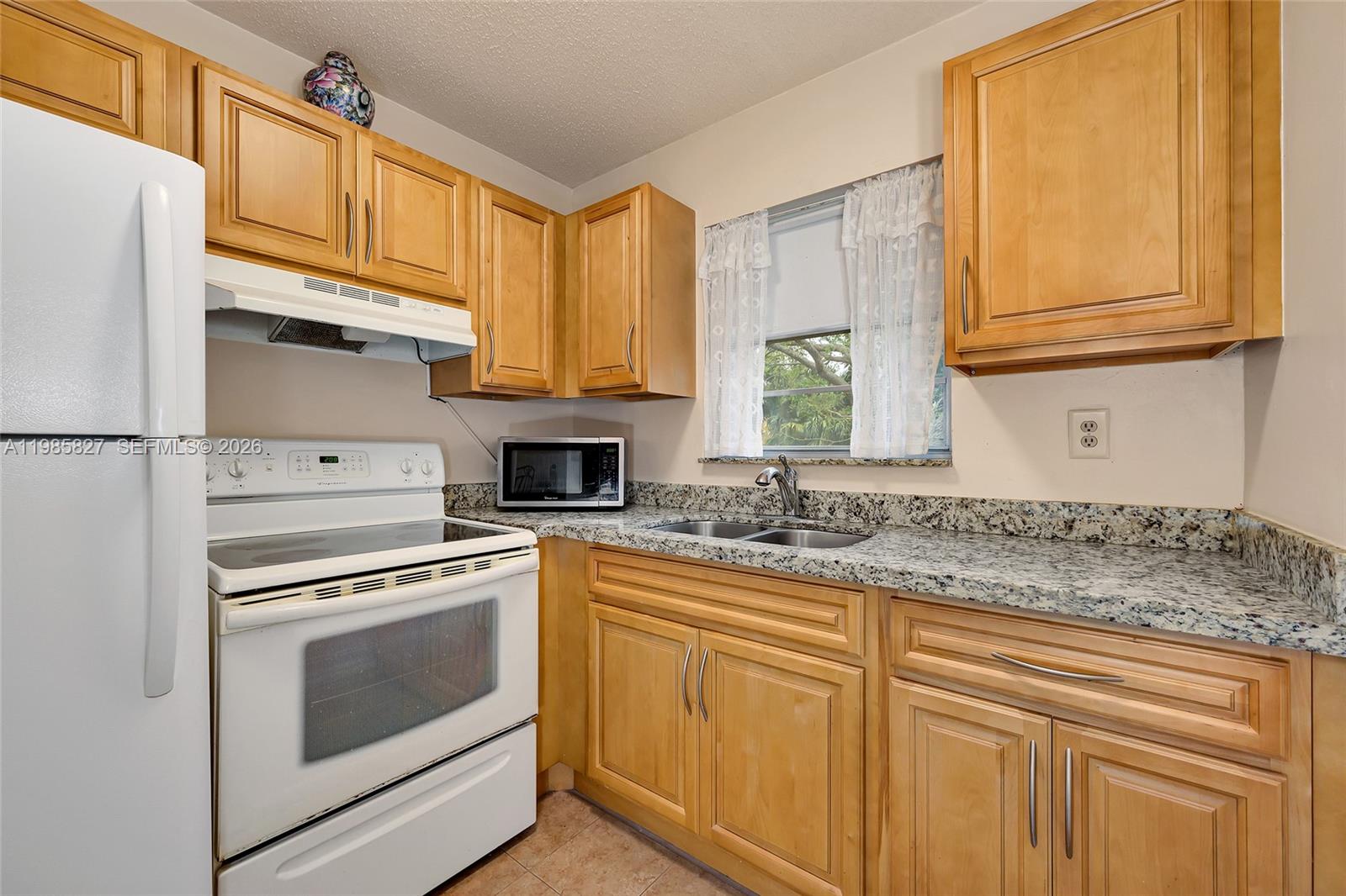 Elegant master bedroom retreat at 418 Sheffield Q - Condo in West Palm Beach