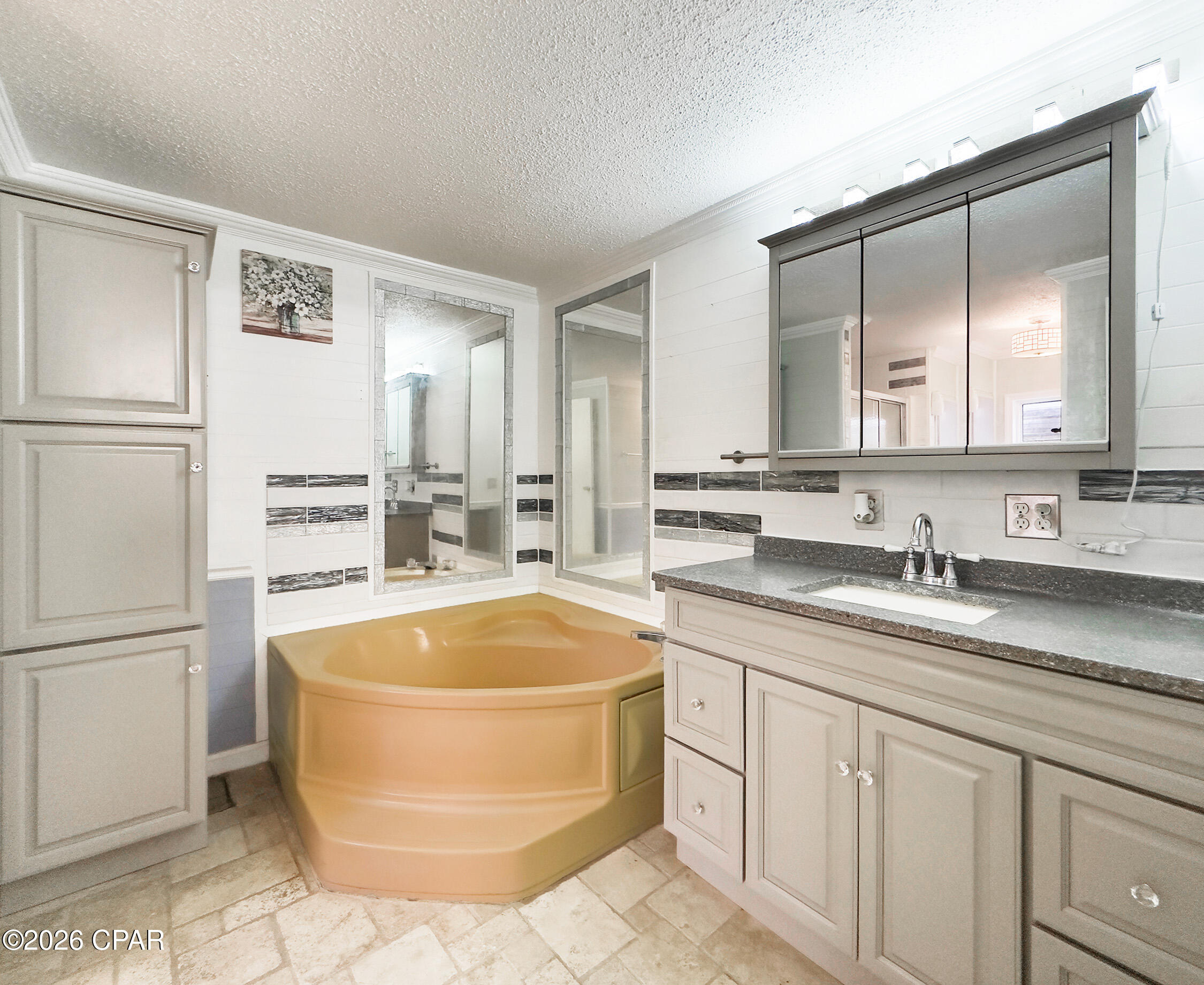 Listing photo id 21 for 1584 Peachtree Road