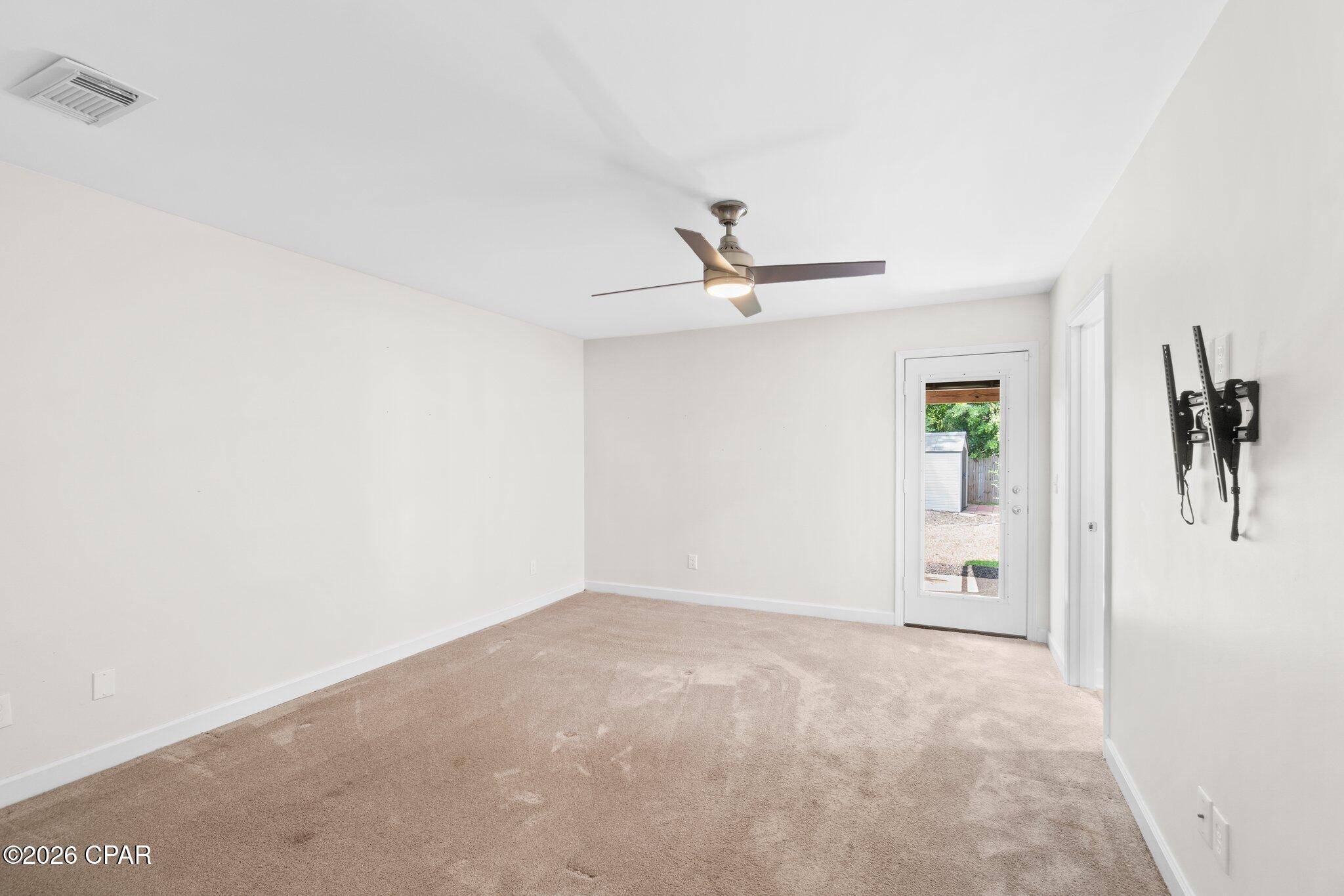 Listing photo id 17 for 136 Derby Woods Drive