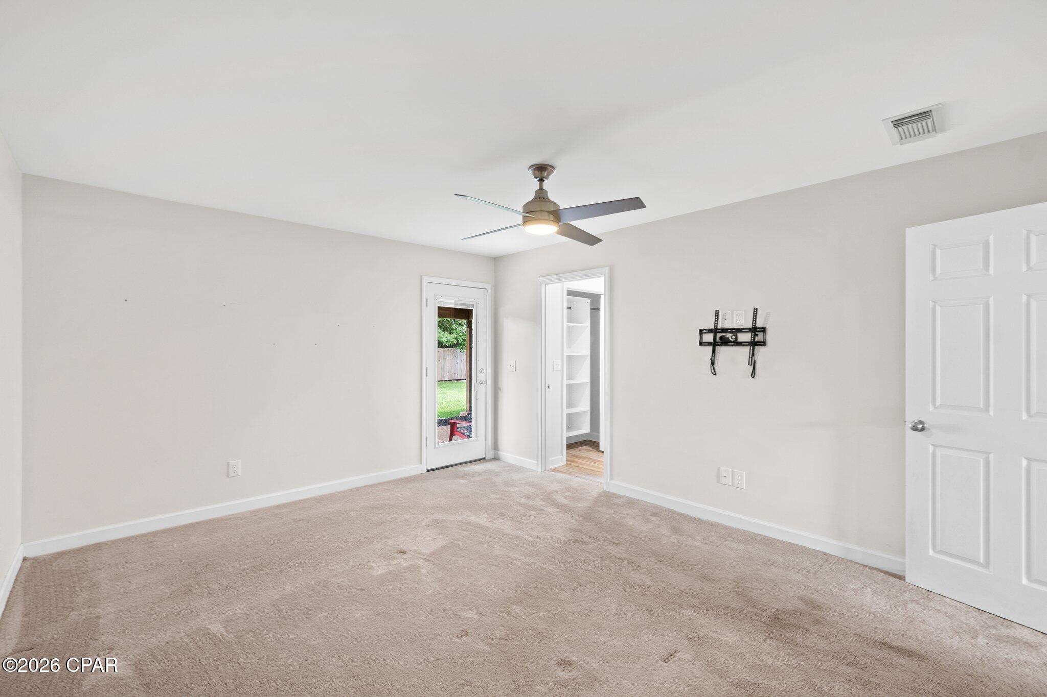 Listing photo id 18 for 136 Derby Woods Drive