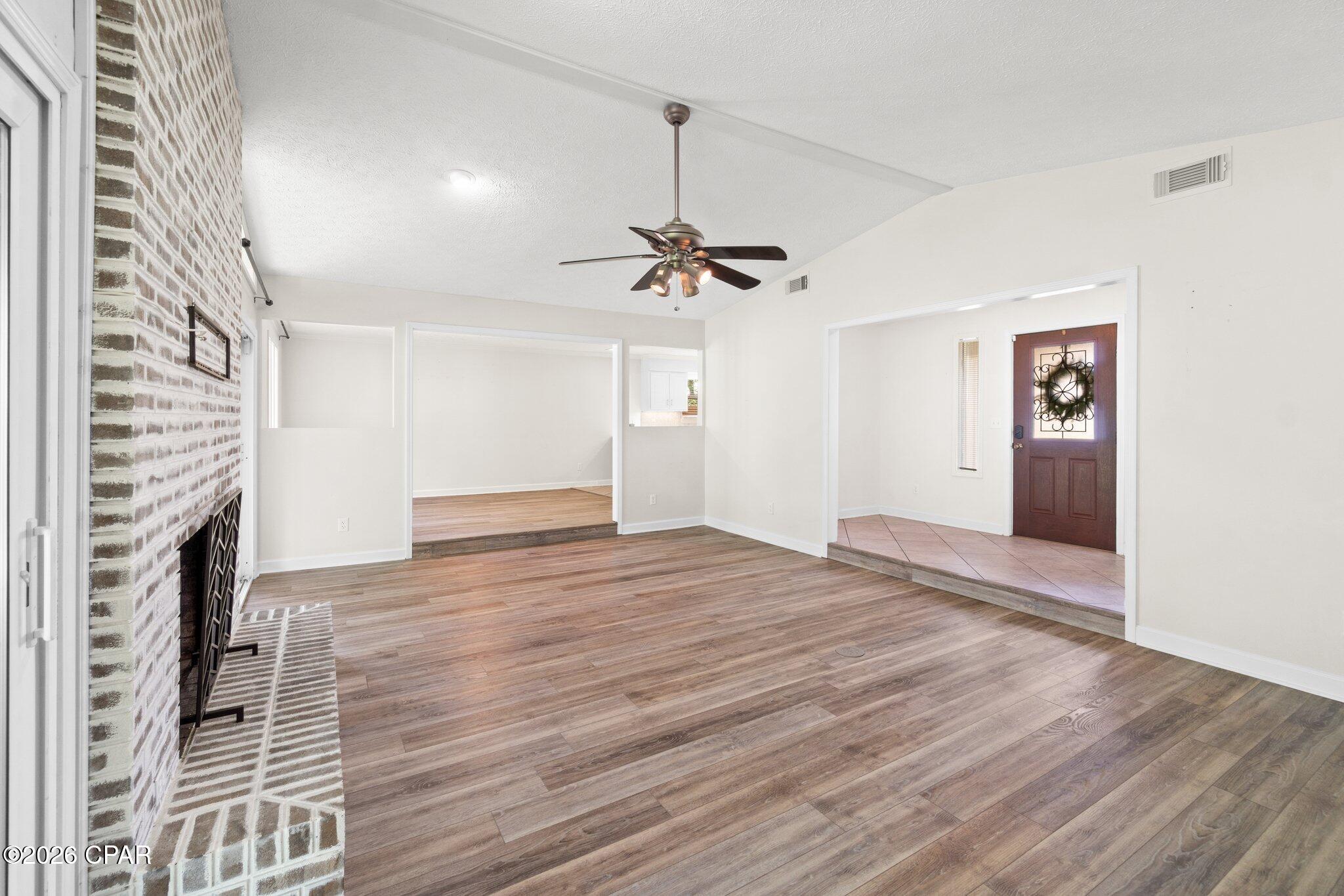 Listing photo id 4 for 136 Derby Woods Drive