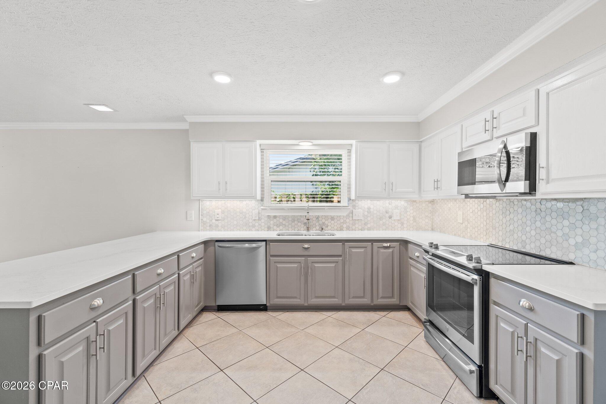 Listing photo id 6 for 136 Derby Woods Drive