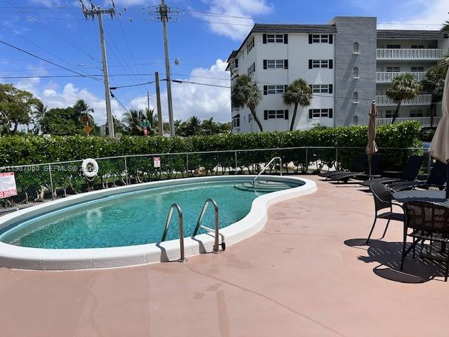 Charming 2 bedrooms and 1 bath., within walking distance of restaurants. Five minutes' drive to the beach and shopping and quick access to I95. The community offers a pool, laundry room, one assigned parking space and guess parking.