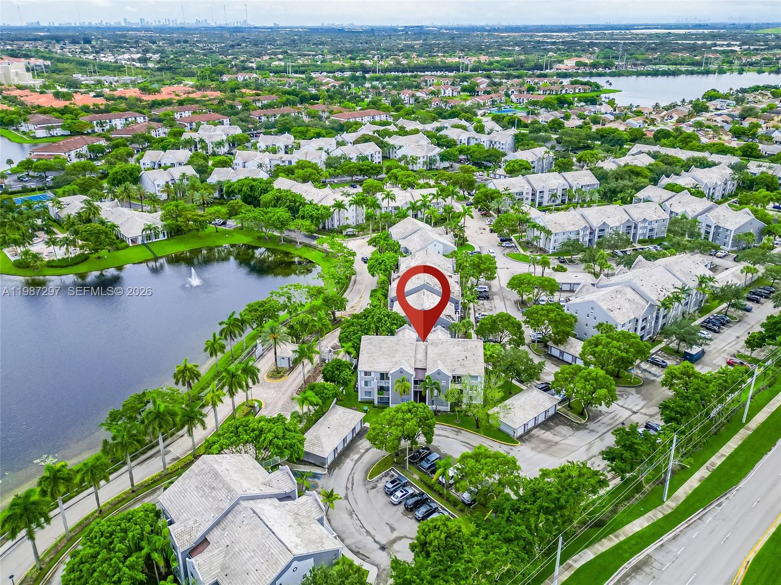 Devonaire Condo At Pembro