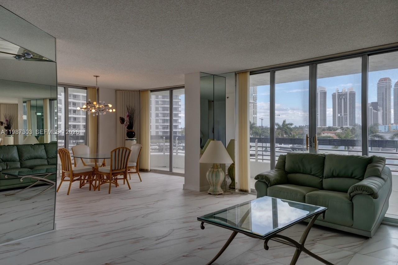 3600 Mystic Pointe Dr #613