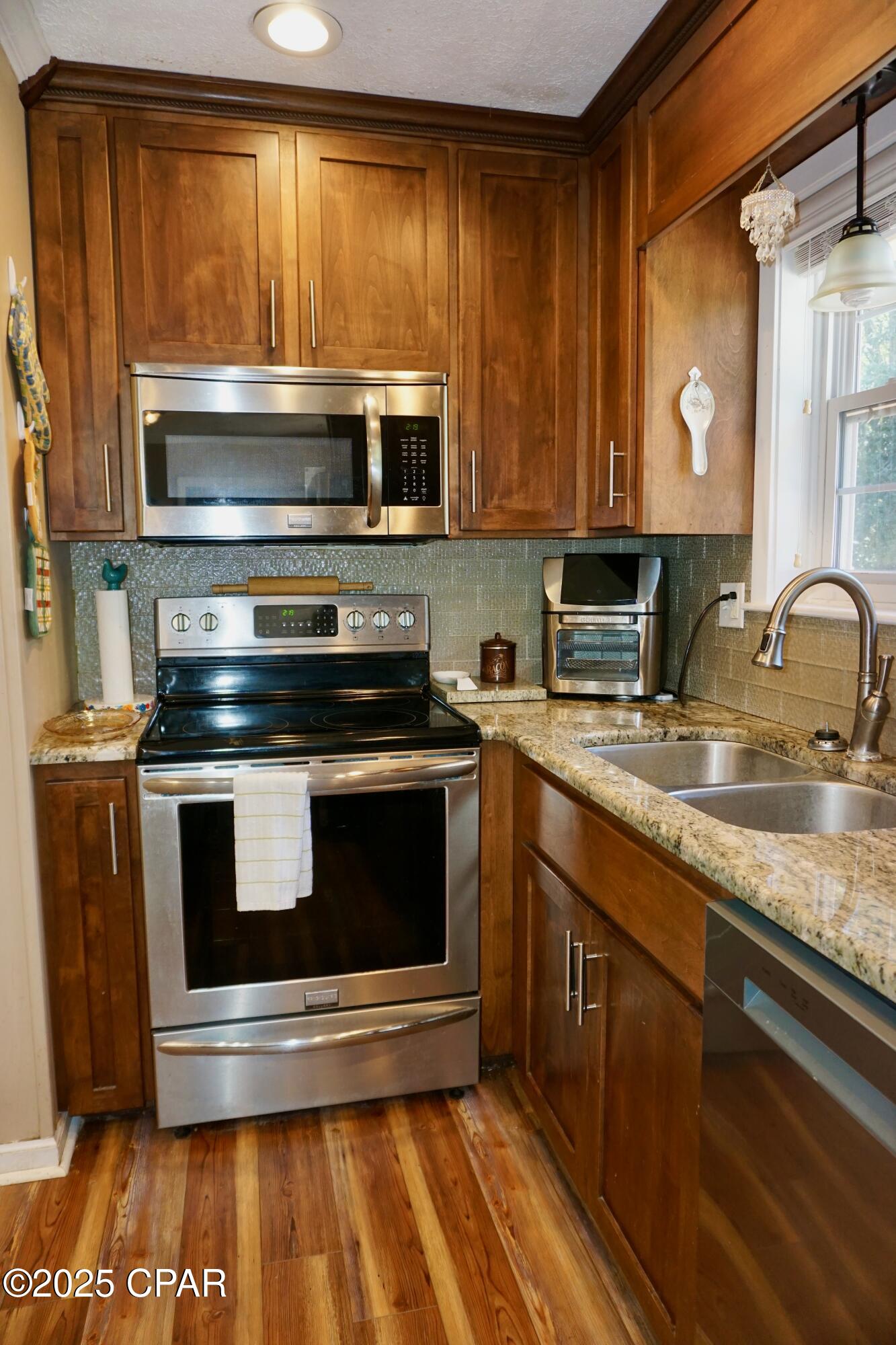 Image 15 For 2071 Short Avenue