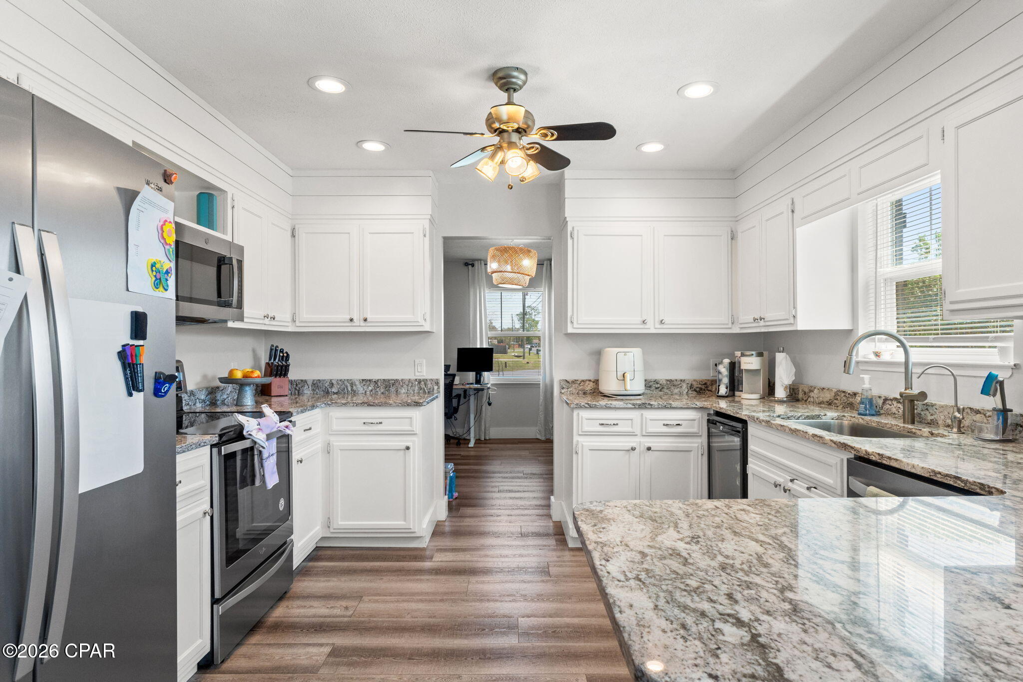 Listing photo id 13 for 4415 Baywood Drive