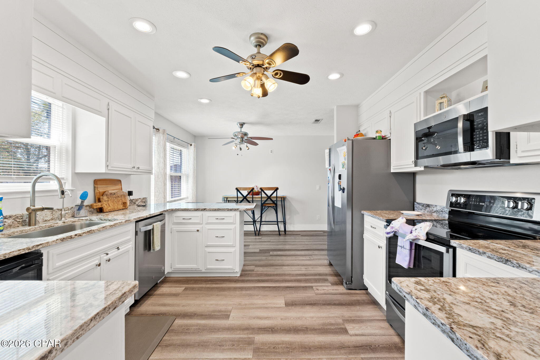 Listing photo id 14 for 4415 Baywood Drive