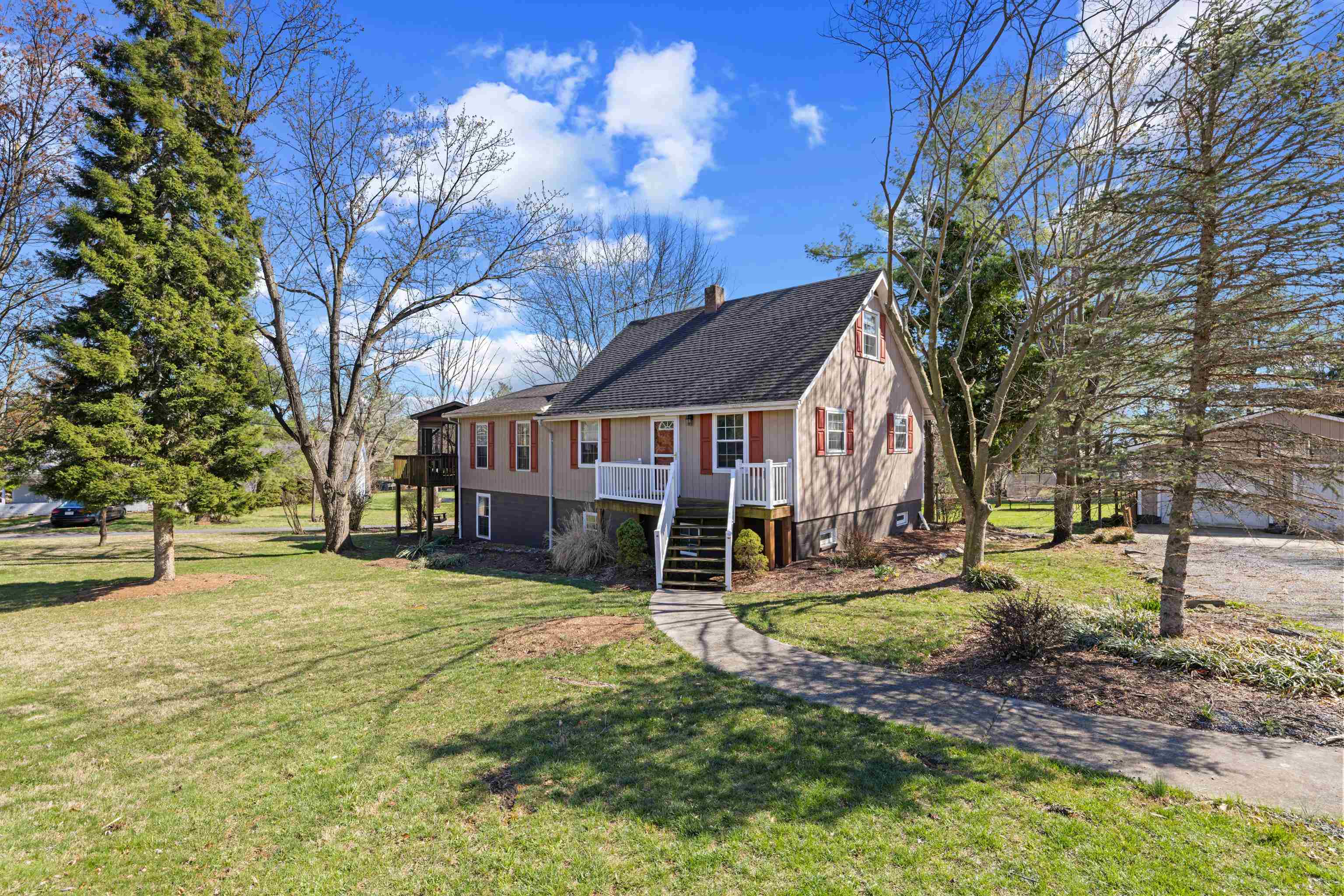 1015 HAMLET DR exterior