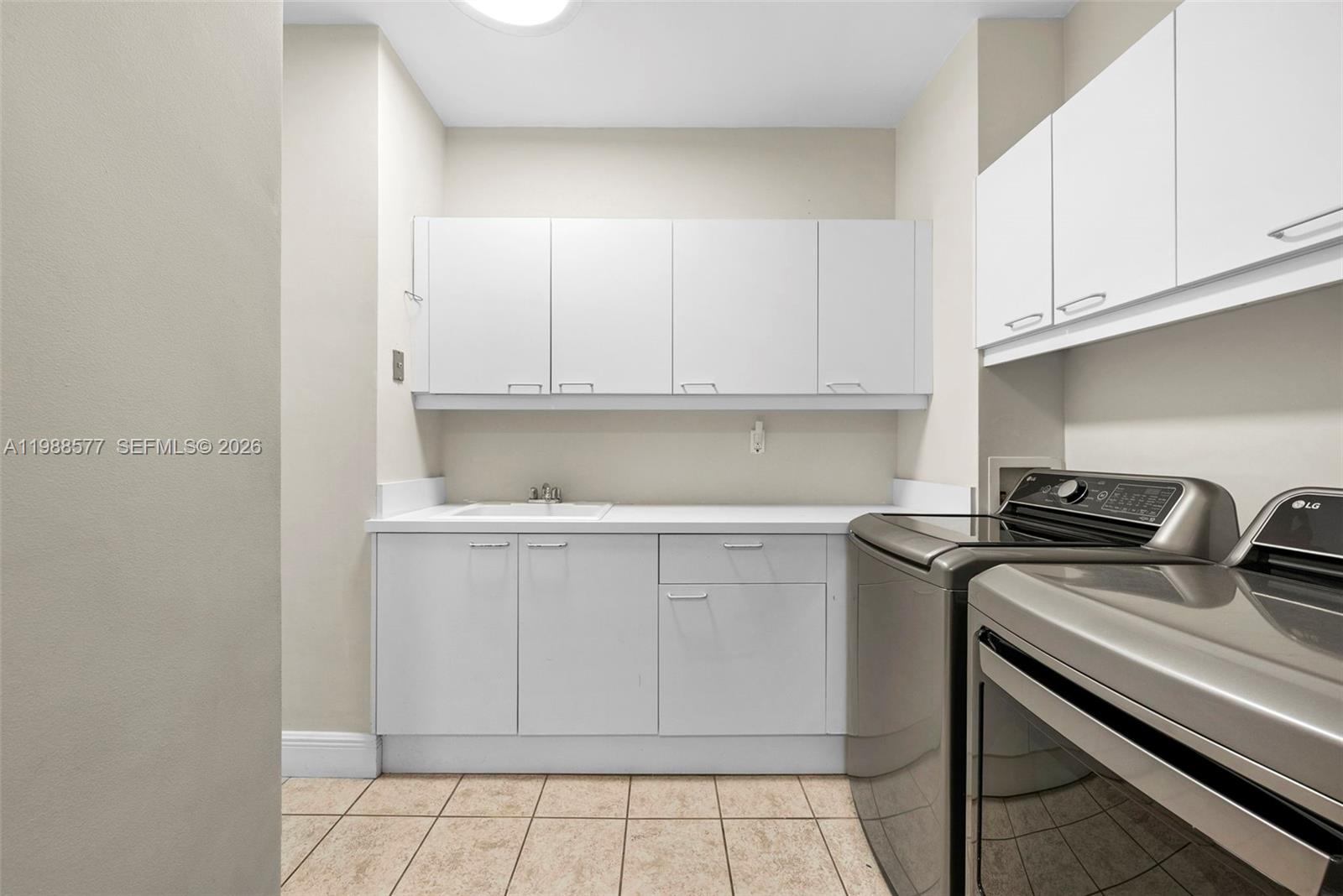 10 Edgewater Dr Lanai South